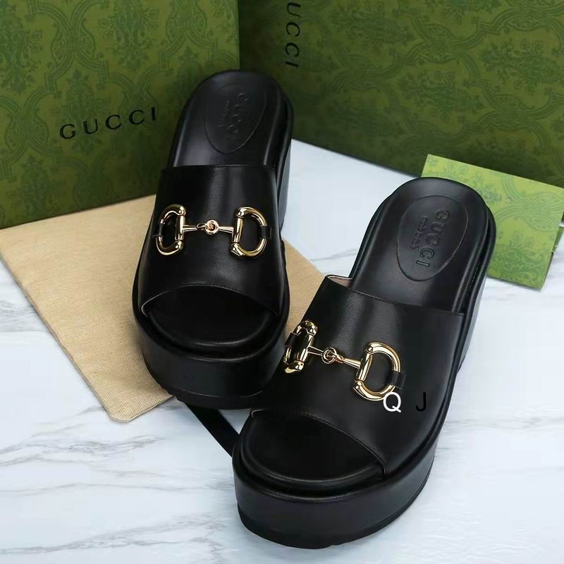 Gucci Women's Slippers 66